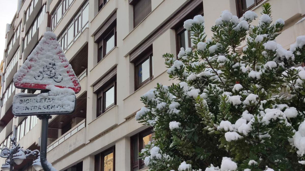 Imagen diferente en las calles del centro y los barrios de la capital tras la primera nevada. 