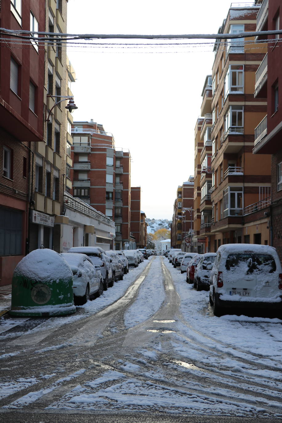 Imagen diferente en las calles del centro y los barrios de la capital tras la primera nevada. 