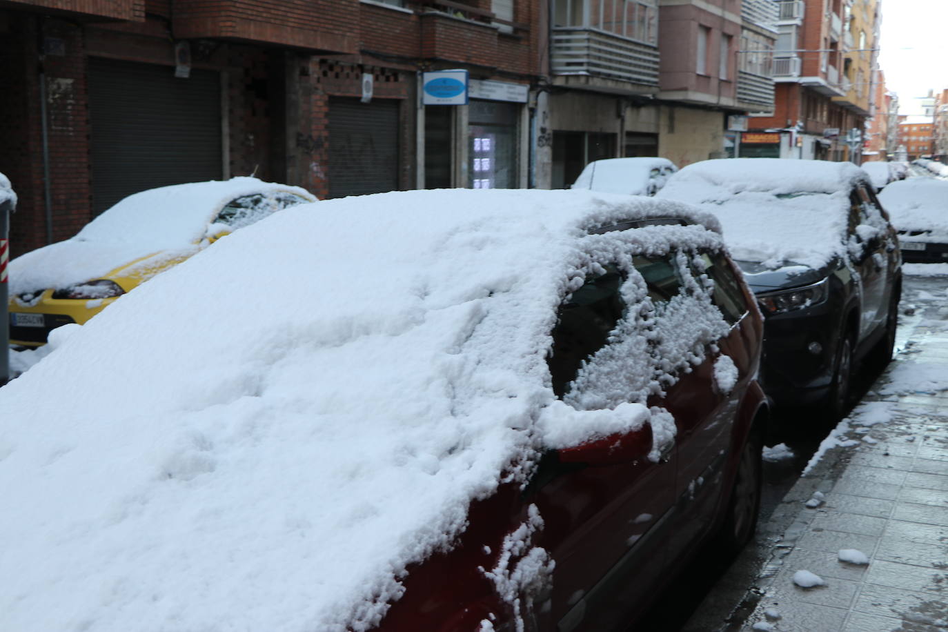 Imagen diferente en las calles del centro y los barrios de la capital tras la primera nevada. 