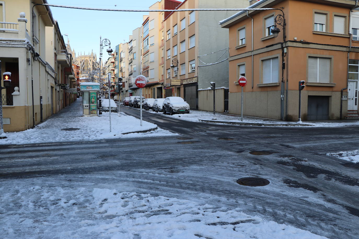 Imagen diferente en las calles del centro y los barrios de la capital tras la primera nevada. 