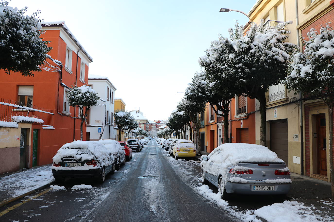 Imagen diferente en las calles del centro y los barrios de la capital tras la primera nevada. 