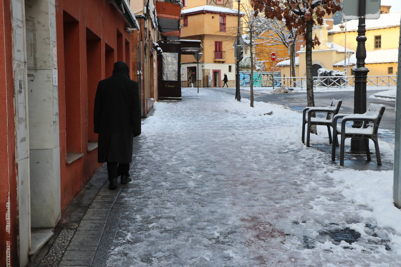 Imagen diferente en las calles del centro y los barrios de la capital tras la primera nevada. 