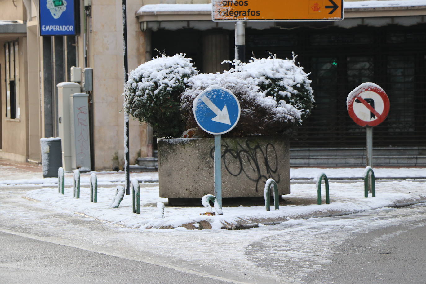 Imagen diferente en las calles del centro y los barrios de la capital tras la primera nevada. 