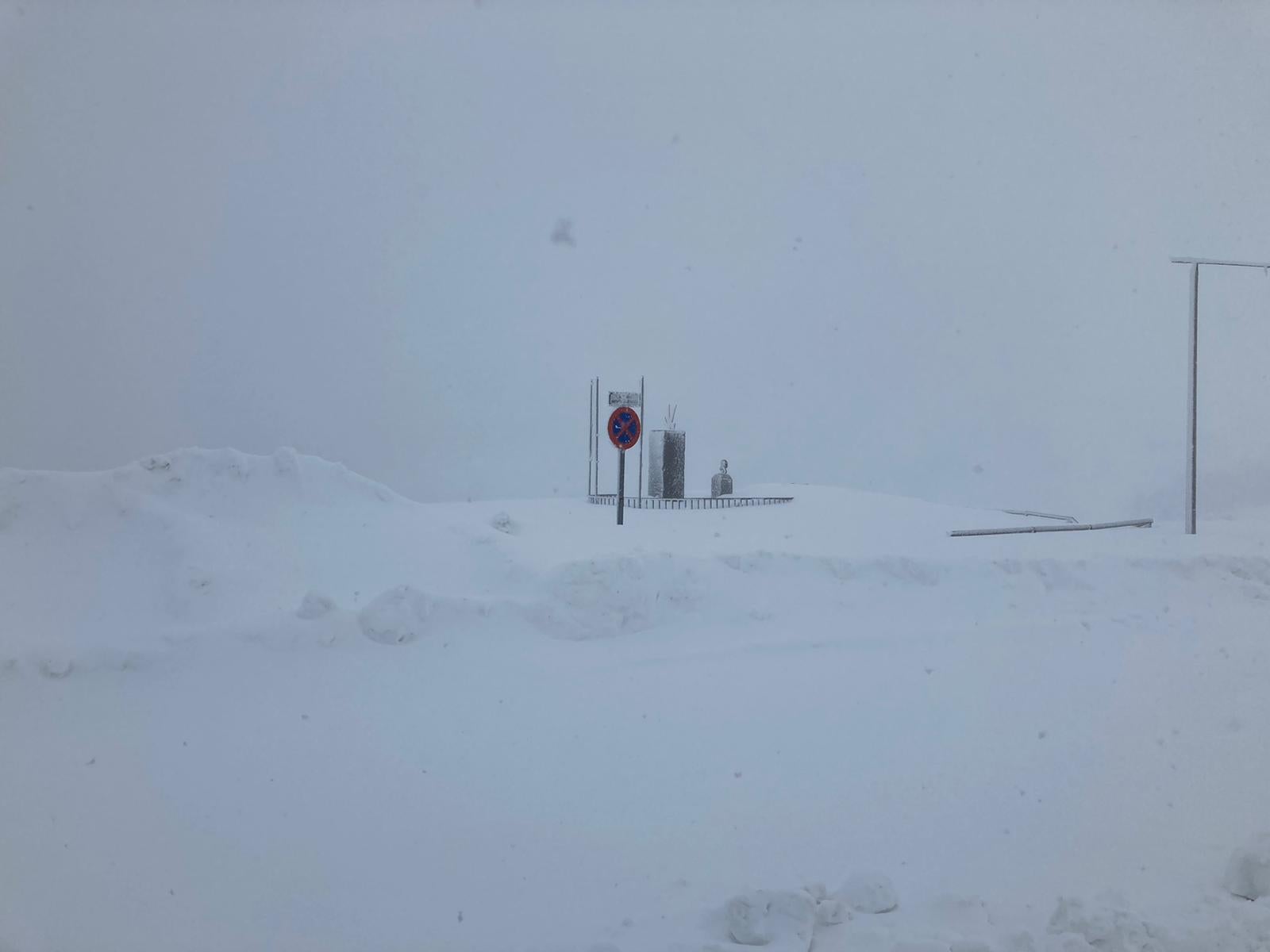 La comunicación de León con Asturias por la nacional deja una estampa invernal con un grueso manto de nieve. 