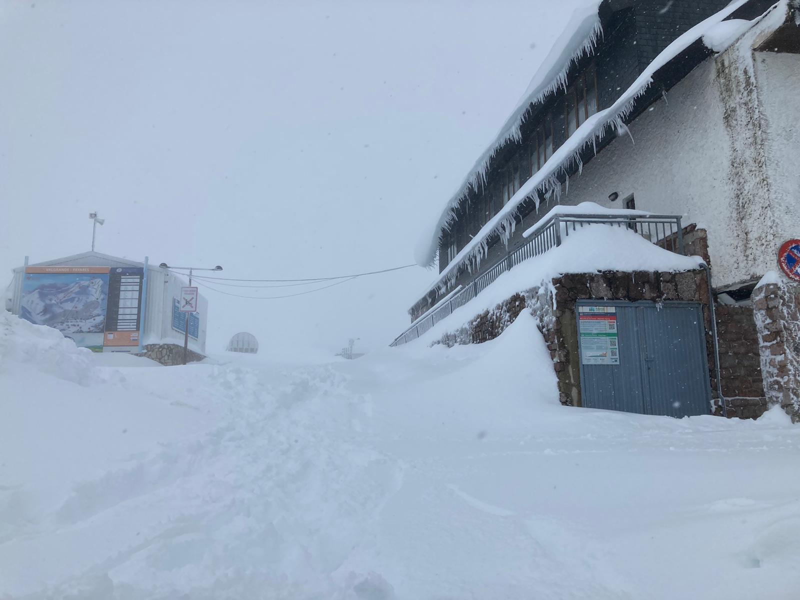 La comunicación de León con Asturias por la nacional deja una estampa invernal con un grueso manto de nieve. 