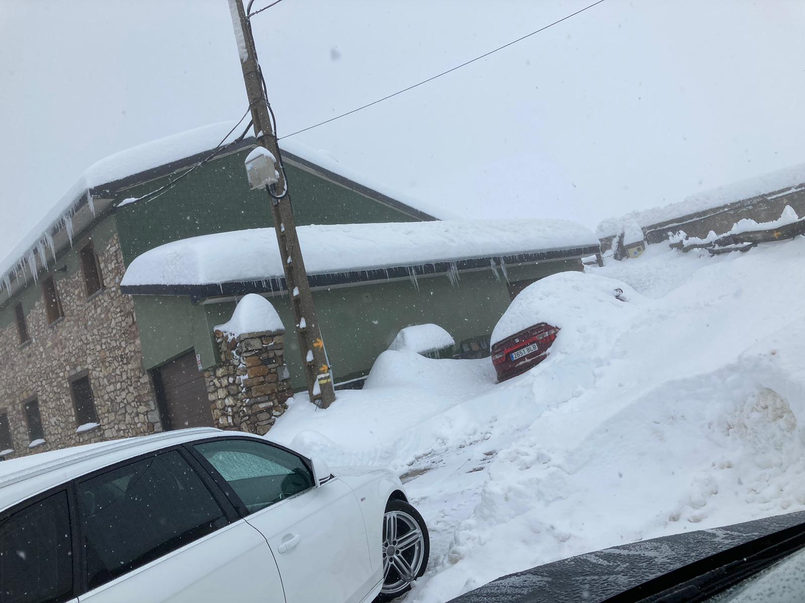 La comunicación de León con Asturias por la nacional deja una estampa invernal con un grueso manto de nieve. 