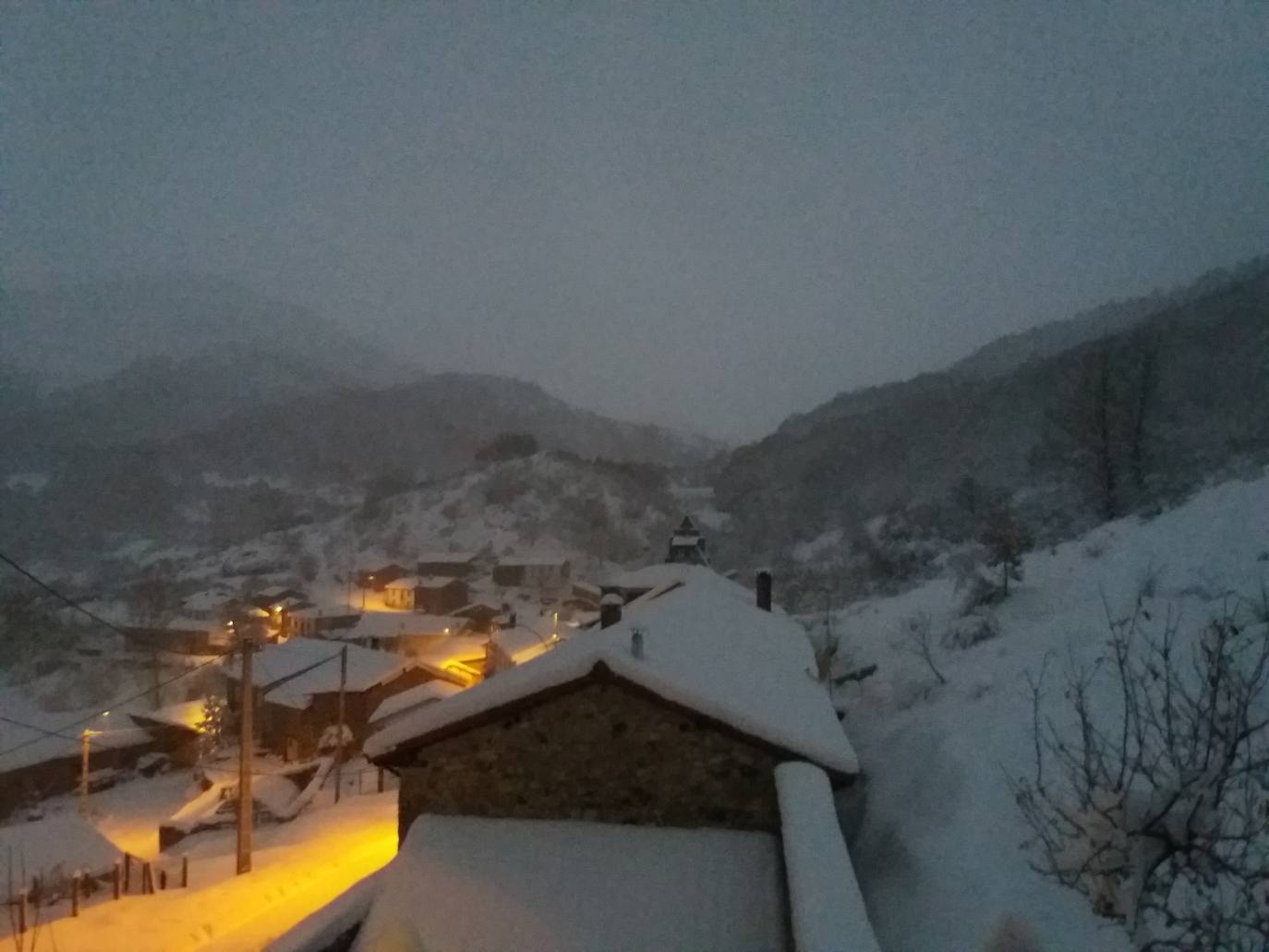 Fotos: Grandes acumulaciones de nieve en Ferreras del Puerto