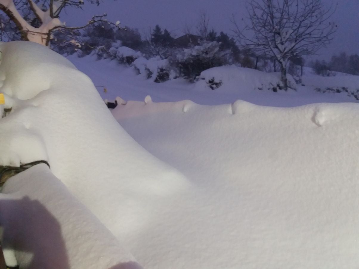 Fotos: Grandes acumulaciones de nieve en Ferreras del Puerto