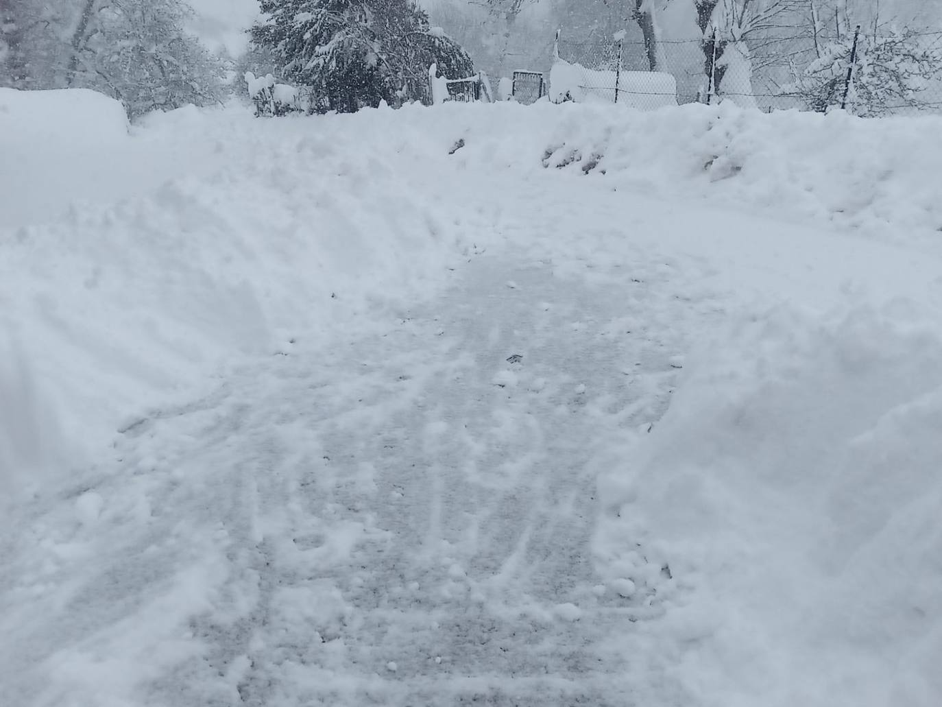 Fotos: Grandes acumulaciones de nieve en Ferreras del Puerto