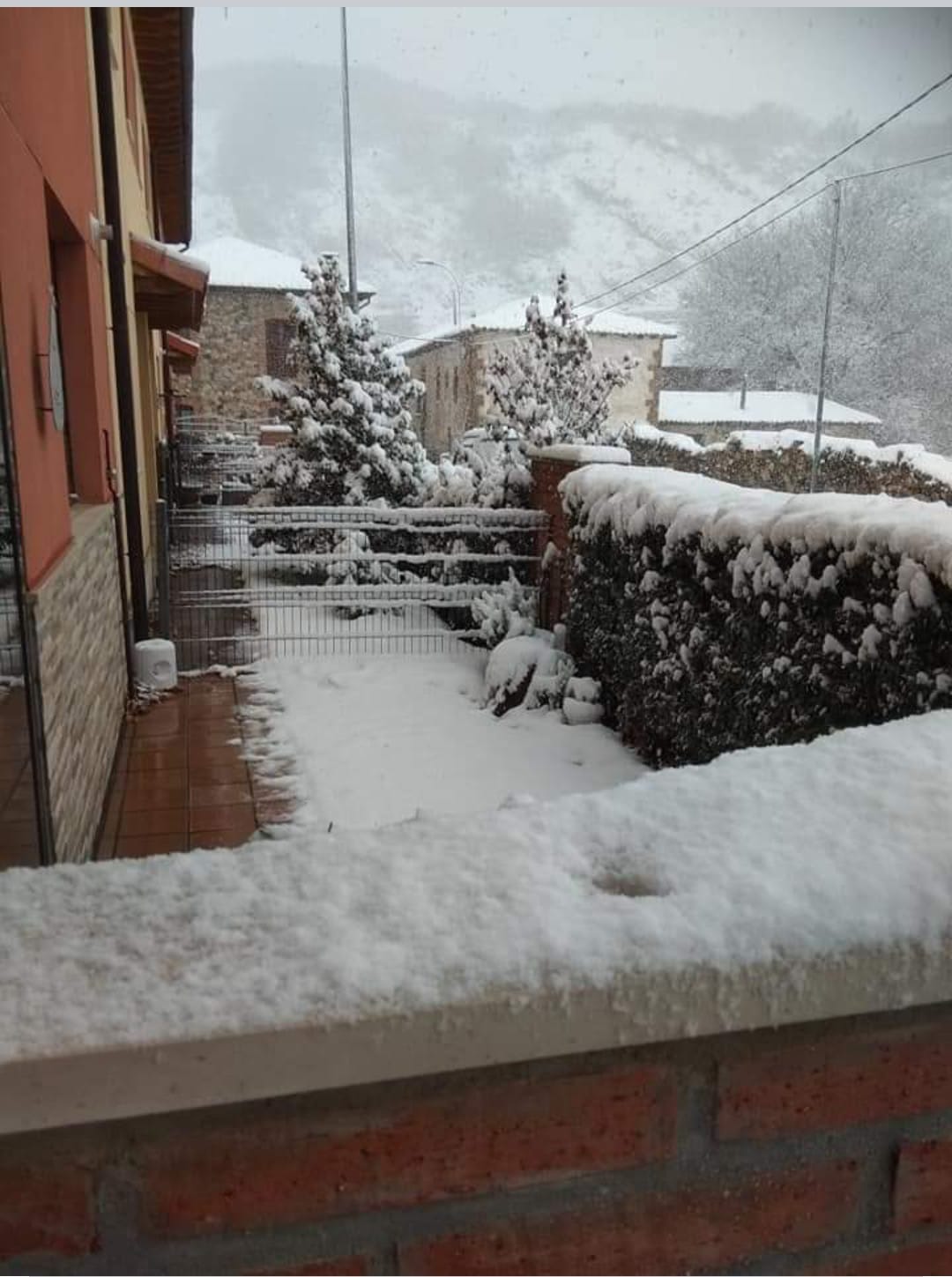 La localidad vive una de las nevadas más copiosas de la provincia. 