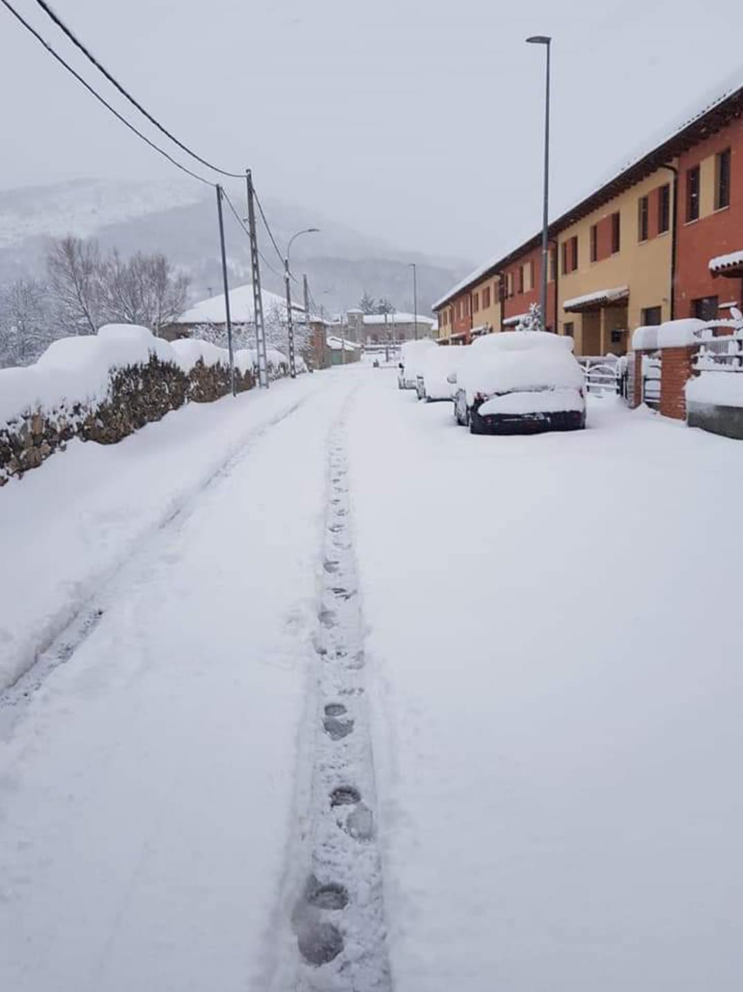 La localidad vive una de las nevadas más copiosas de la provincia. 