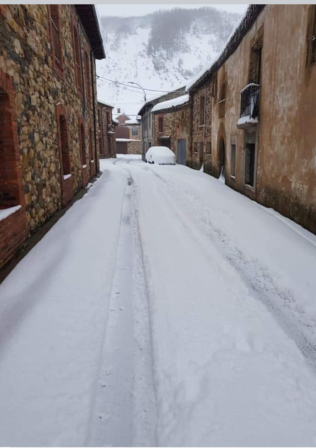 La localidad vive una de las nevadas más copiosas de la provincia. 