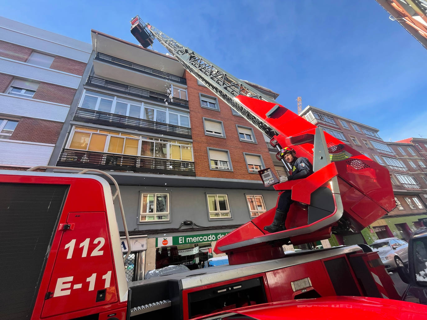 Los bomberos de León intervienen en distintos puntos de la ciudad por incidentes relacionados con la nieve