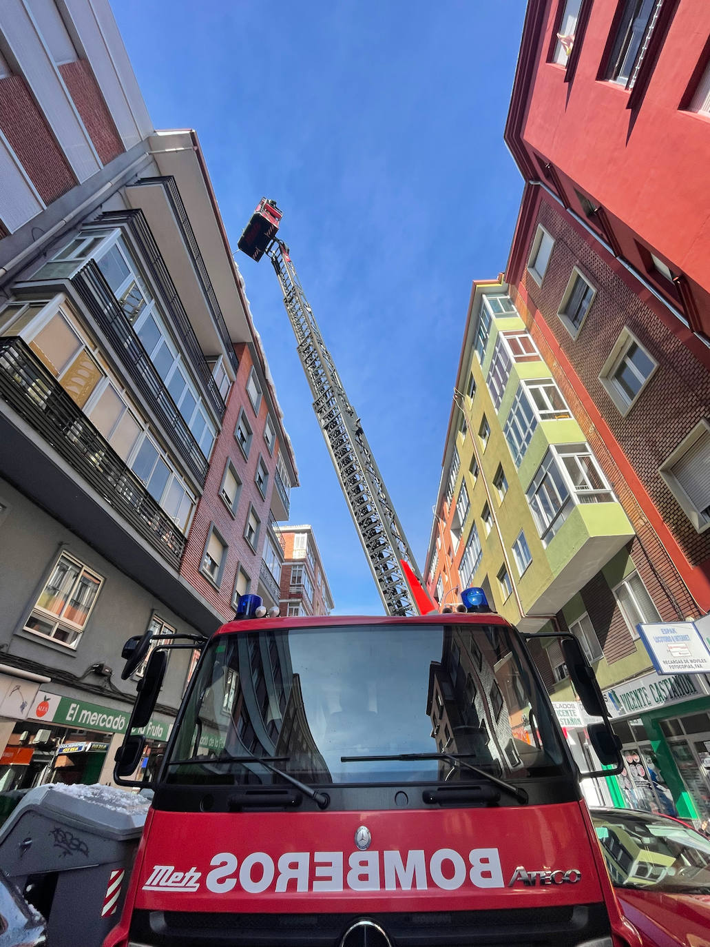 Los bomberos de León intervienen en distintos puntos de la ciudad por incidentes relacionados con la nieve