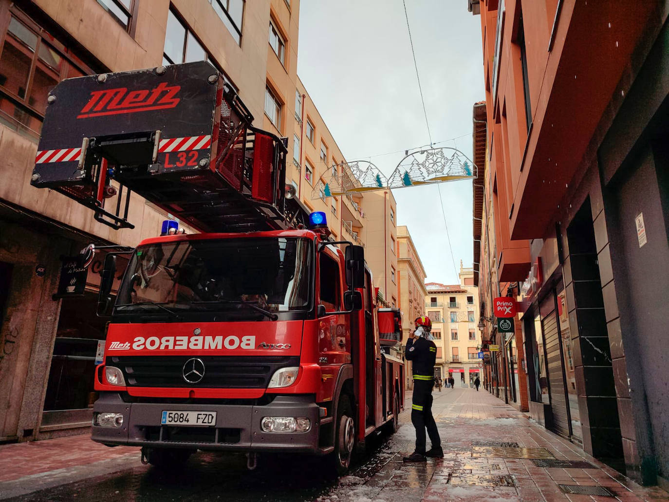 Los bomberos de León intervienen en distintos puntos de la ciudad por incidentes relacionados con la nieve