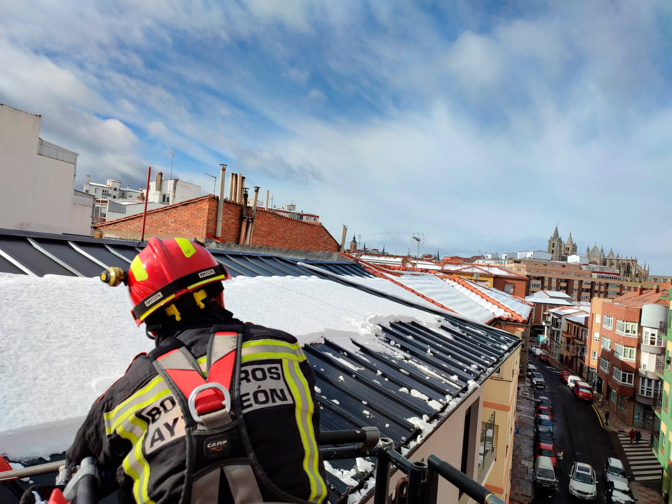 Los bomberos de León intervienen en distintos puntos de la ciudad por incidentes relacionados con la nieve