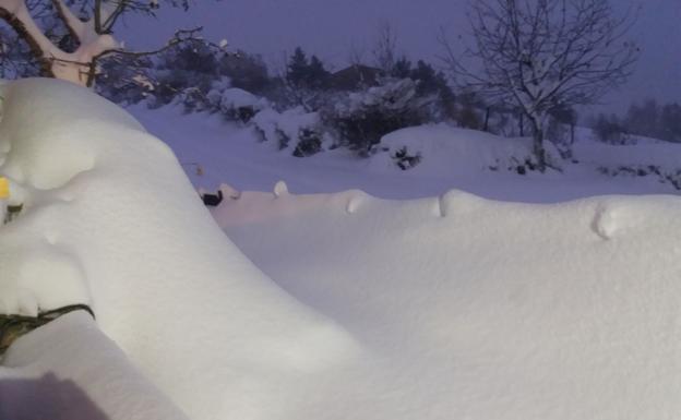 Dos voluntarios de protección civil atrapados bajo la nieve en Ferreras del Puerto