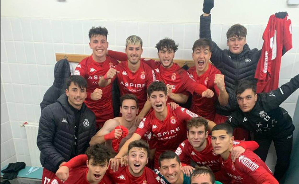 Los jugadores del Júpiter celebran la victoria ante el Ciudad Rodrigo.