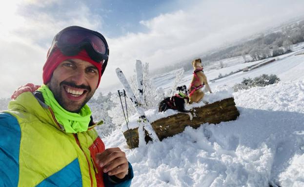 Carlos Gonzalez disfruta de la nieve en la Candamia. 