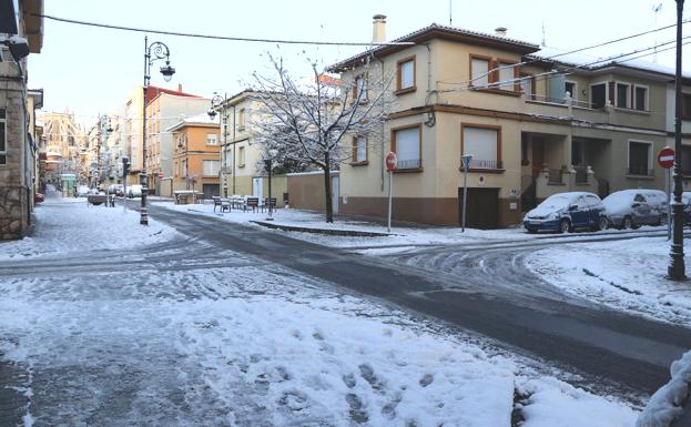 León amanece blanco: La nieve y el hielo ponen a prueba los servicios del Ayuntamiento de León