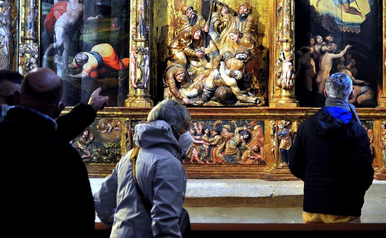 Miembros de Promonumenta visitan la Ruta de los Retablos Platerescos del Este de León en Gordaliza del Pino.