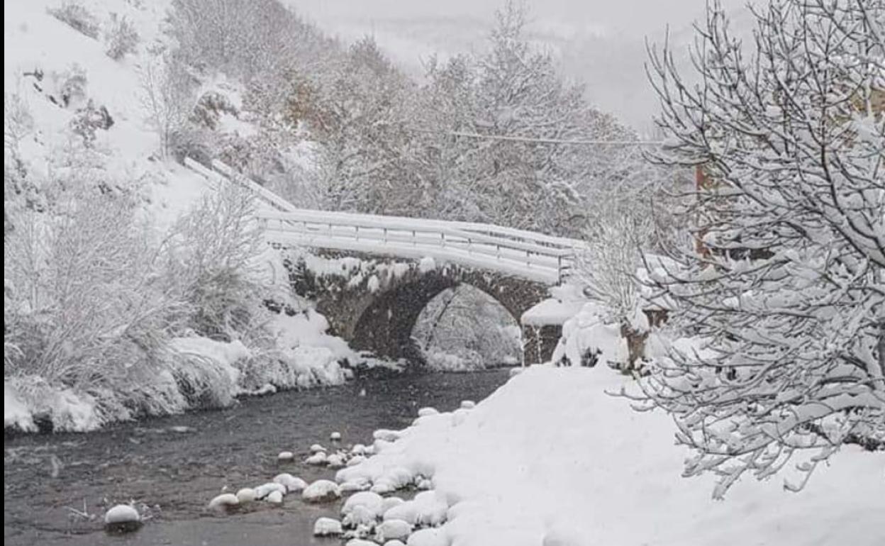 La nieve se acumula a las orillas del río en Vegacervera. 