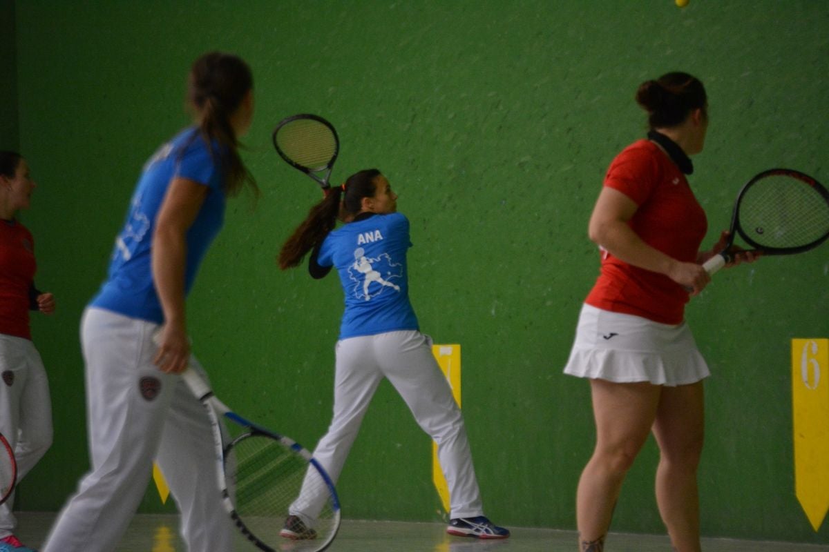 La leonesa Mónica Linares y Ana García se imponen en la liga de frontenis femenino en La Flecha