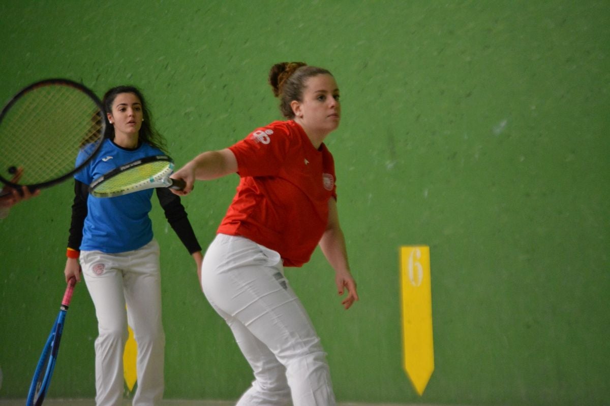 La leonesa Mónica Linares y Ana García se imponen en la liga de frontenis femenino en La Flecha