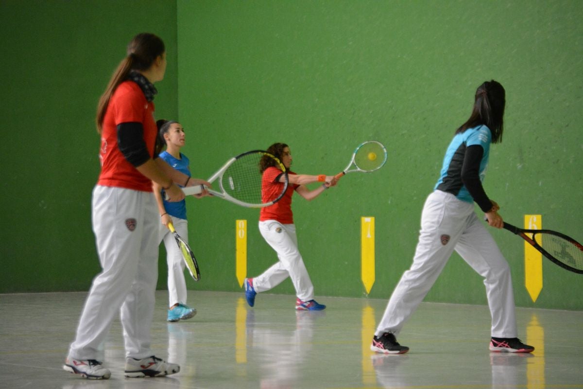 La leonesa Mónica Linares y Ana García se imponen en la liga de frontenis femenino en La Flecha