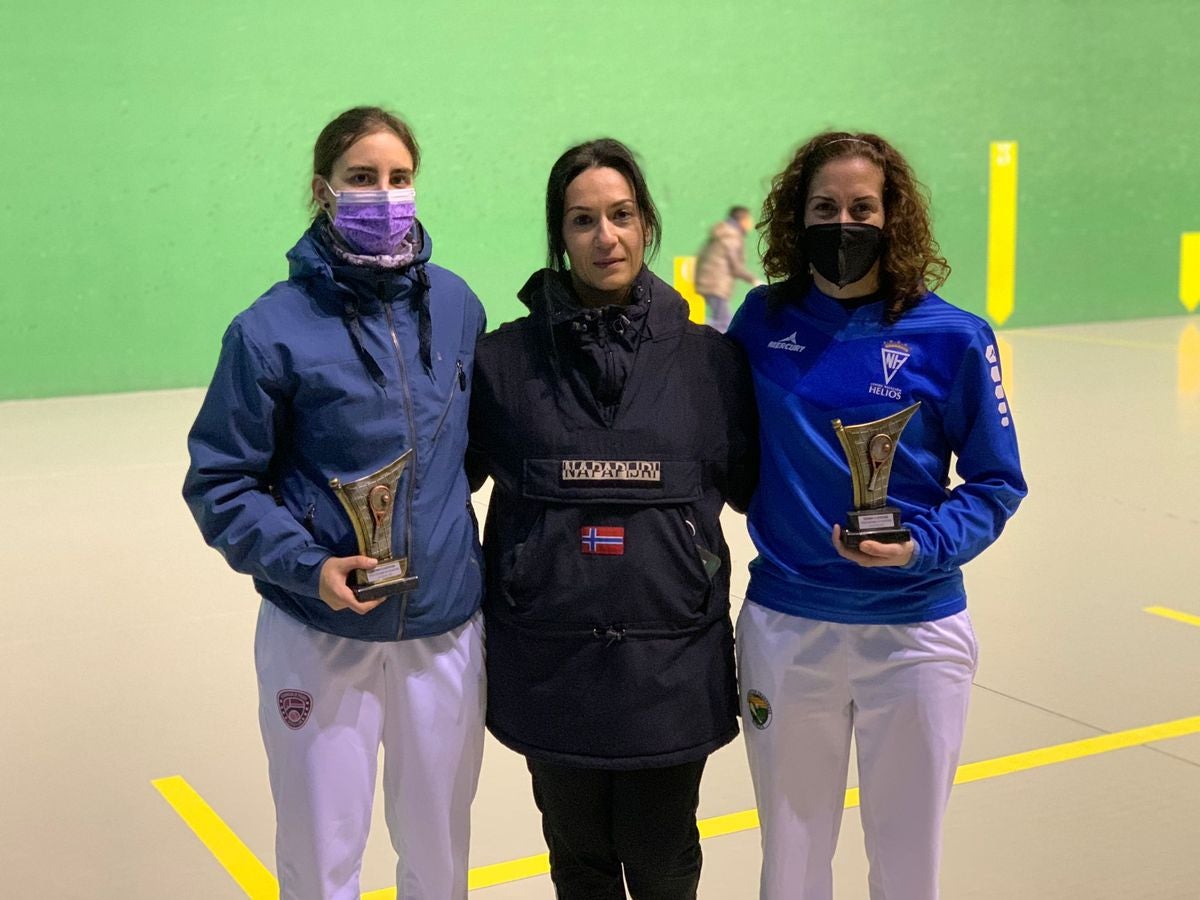 La leonesa Mónica Linares y Ana García se imponen en la liga de frontenis femenino en La Flecha