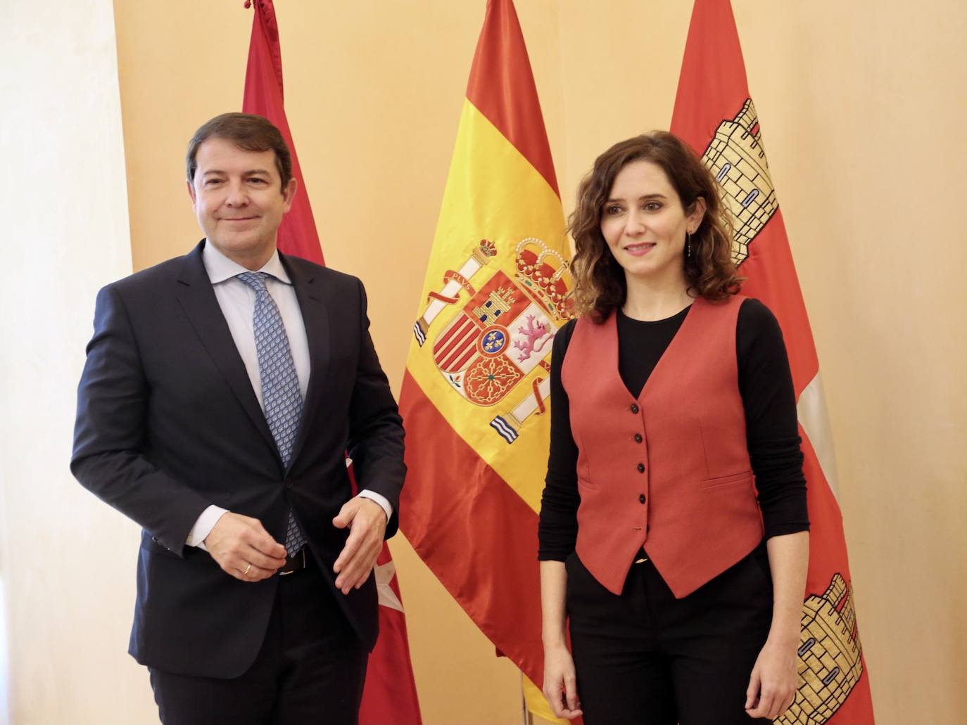 El presidente de la Junta de Castilla y León, Alfonso Fernández Mañueco, se reúne con la presidenta de la Comunidad de Madrid, Isabel Díaz Ayuso.