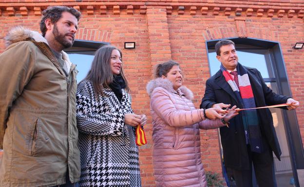 Galería. Ángel Ibáñez, Paula Conde y Ester Muñoz inaugaran el nuevo espacio de trabajo compartido en Sahagún.