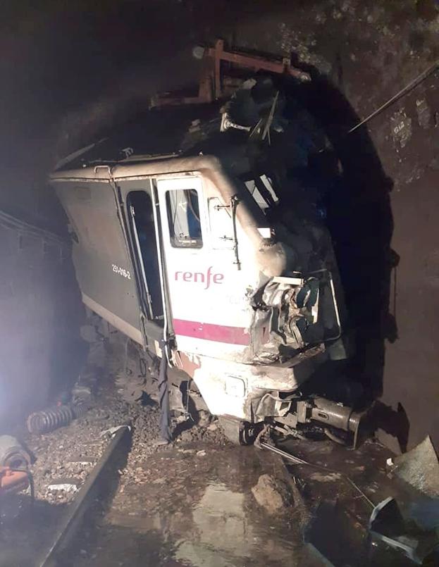 Imagen de la máquina tractora tras el accidente. El brutal impacto contra el túnel obligó a excarcelar al maquinista, atendido por un equipo UVI en el lugar del accidente. 