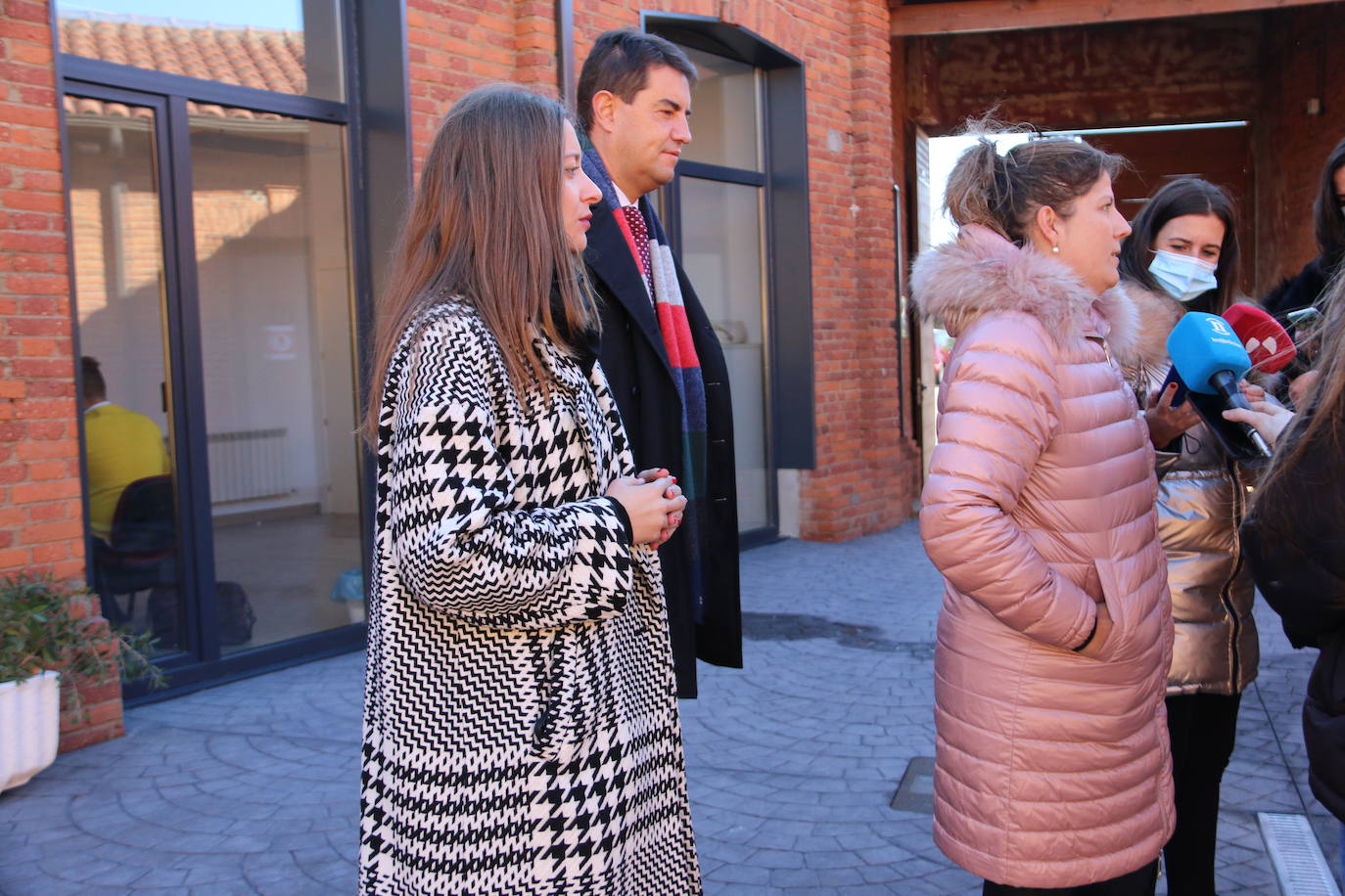 El consejero de Presidencia, Ángel Ibáñez, ha visitado el nuevo espacio de trabajo compartido en el antiguo matadero de Sahagún que ha contado con una iversión de 110.000 euros de la Junta.