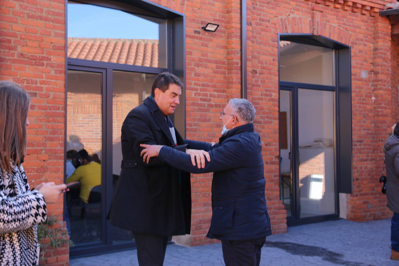 El consejero de Presidencia, Ángel Ibáñez, ha visitado el nuevo espacio de trabajo compartido en el antiguo matadero de Sahagún que ha contado con una iversión de 110.000 euros de la Junta.