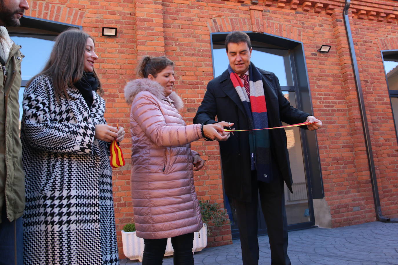 El consejero de Presidencia, Ángel Ibáñez, ha visitado el nuevo espacio de trabajo compartido en el antiguo matadero de Sahagún que ha contado con una iversión de 110.000 euros de la Junta.