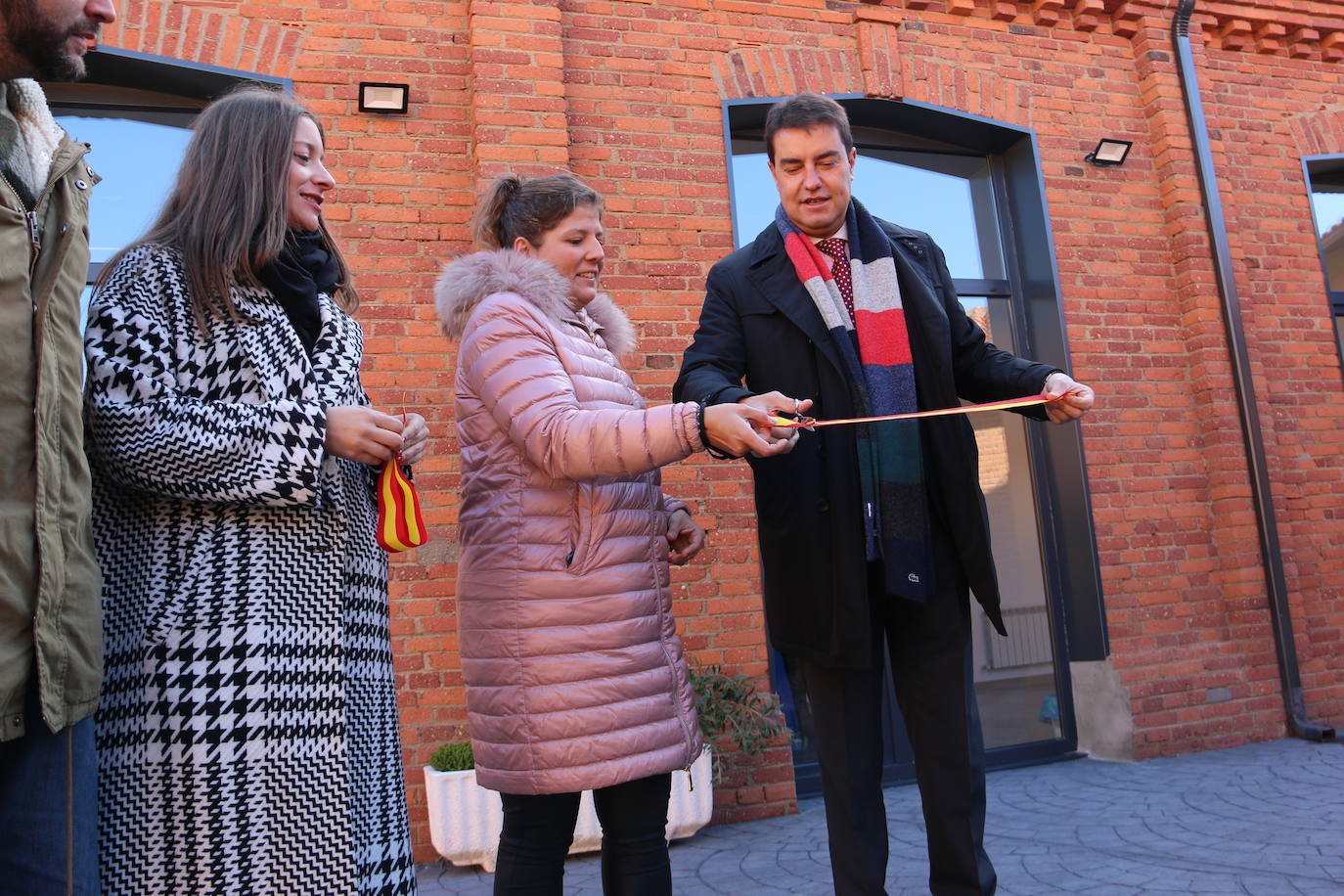 El consejero de Presidencia, Ángel Ibáñez, ha visitado el nuevo espacio de trabajo compartido en el antiguo matadero de Sahagún que ha contado con una iversión de 110.000 euros de la Junta.