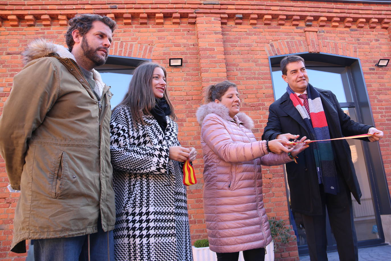 El consejero de Presidencia, Ángel Ibáñez, ha visitado el nuevo espacio de trabajo compartido en el antiguo matadero de Sahagún que ha contado con una iversión de 110.000 euros de la Junta.