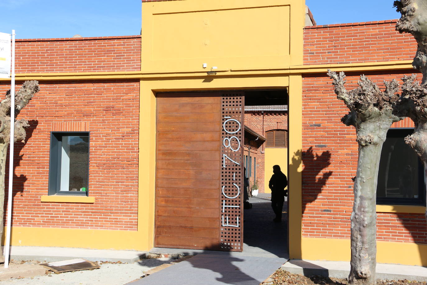 El consejero de Presidencia, Ángel Ibáñez, ha visitado el nuevo espacio de trabajo compartido en el antiguo matadero de Sahagún que ha contado con una iversión de 110.000 euros de la Junta.