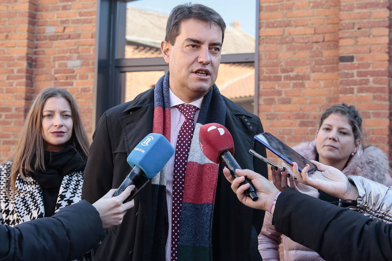 El consejero de Presidencia, Ángel Ibáñez, ha visitado el nuevo espacio de trabajo compartido en el antiguo matadero de Sahagún que ha contado con una iversión de 110.000 euros de la Junta.