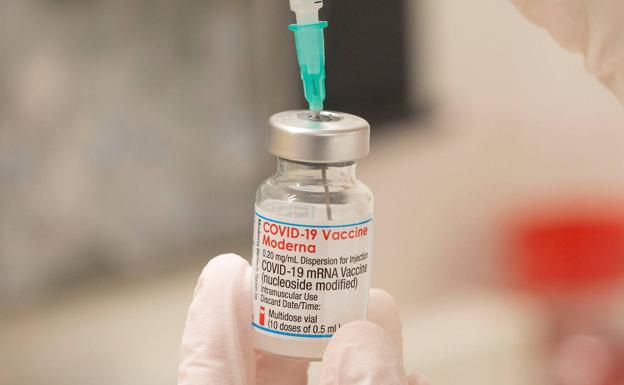 Moderna afirma que su vacuna podría perder eficacia contra Ómicron