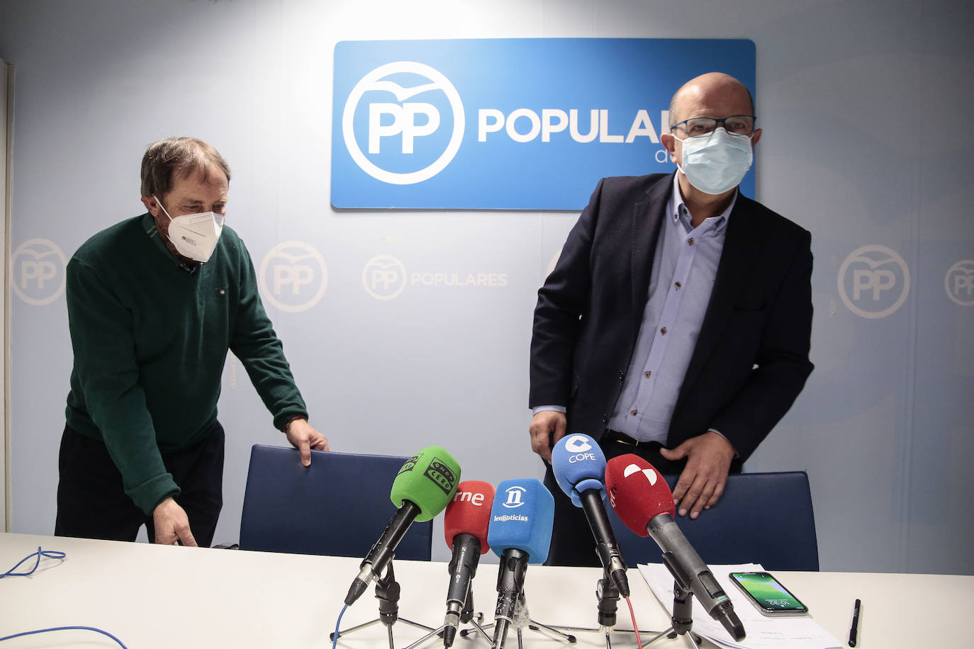 El portavoz del PP en la Diputación de León, Francisco Castañón y el diputado Lupicinio Rodrigo, analizan el balance de gestión del equipo de gobierno de la institución provincial tras más de dos años de gobierno.