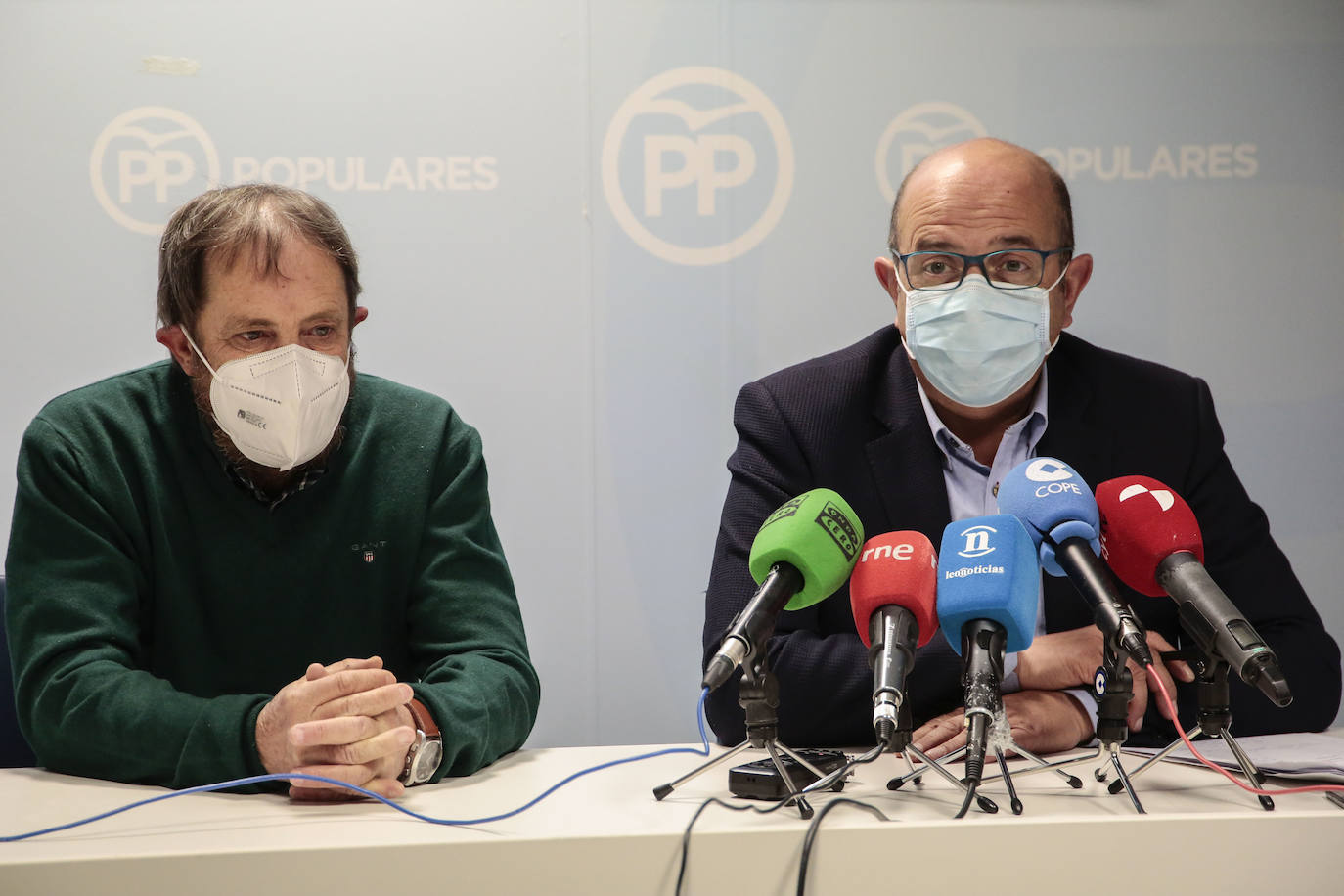 El portavoz del PP en la Diputación de León, Francisco Castañón y el diputado Lupicinio Rodrigo, analizan el balance de gestión del equipo de gobierno de la institución provincial tras más de dos años de gobierno.