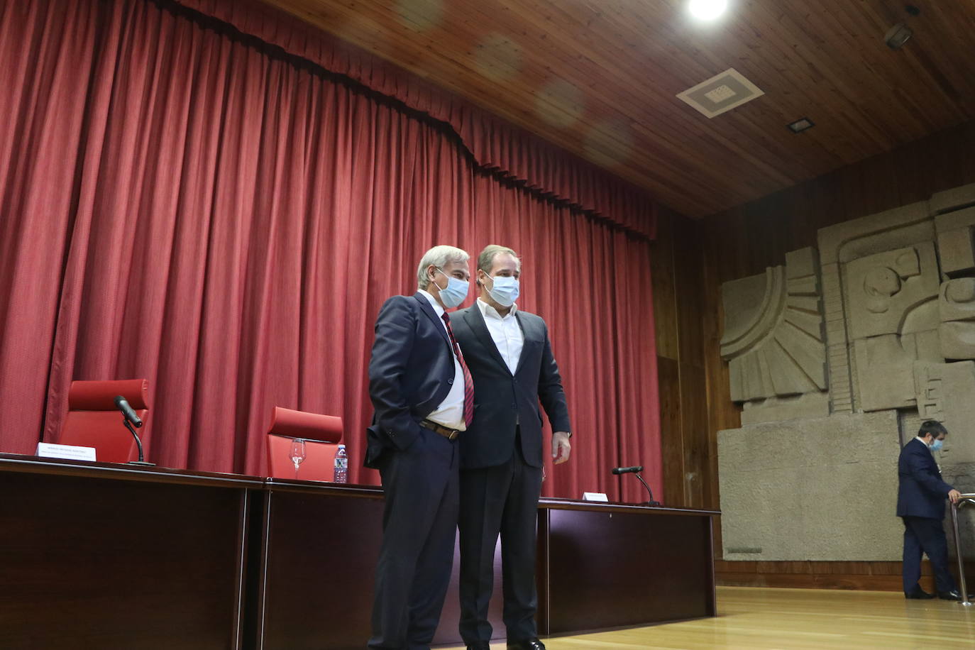 José Pedro Fernández toma posesión de su nuevo cargo como gerente en el Complejo Asistencial Universitario de León.