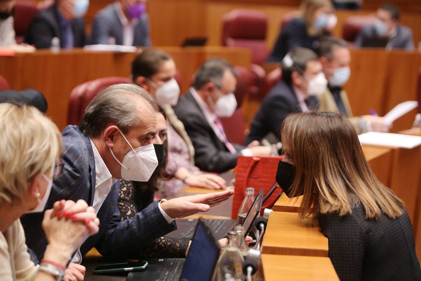 El presidente de ja Junta, Alfonso Fernández Mañueco, y el vicepresidente, Francisco Igea, durante el Pleno de las Cortes junto a otros procuradores.