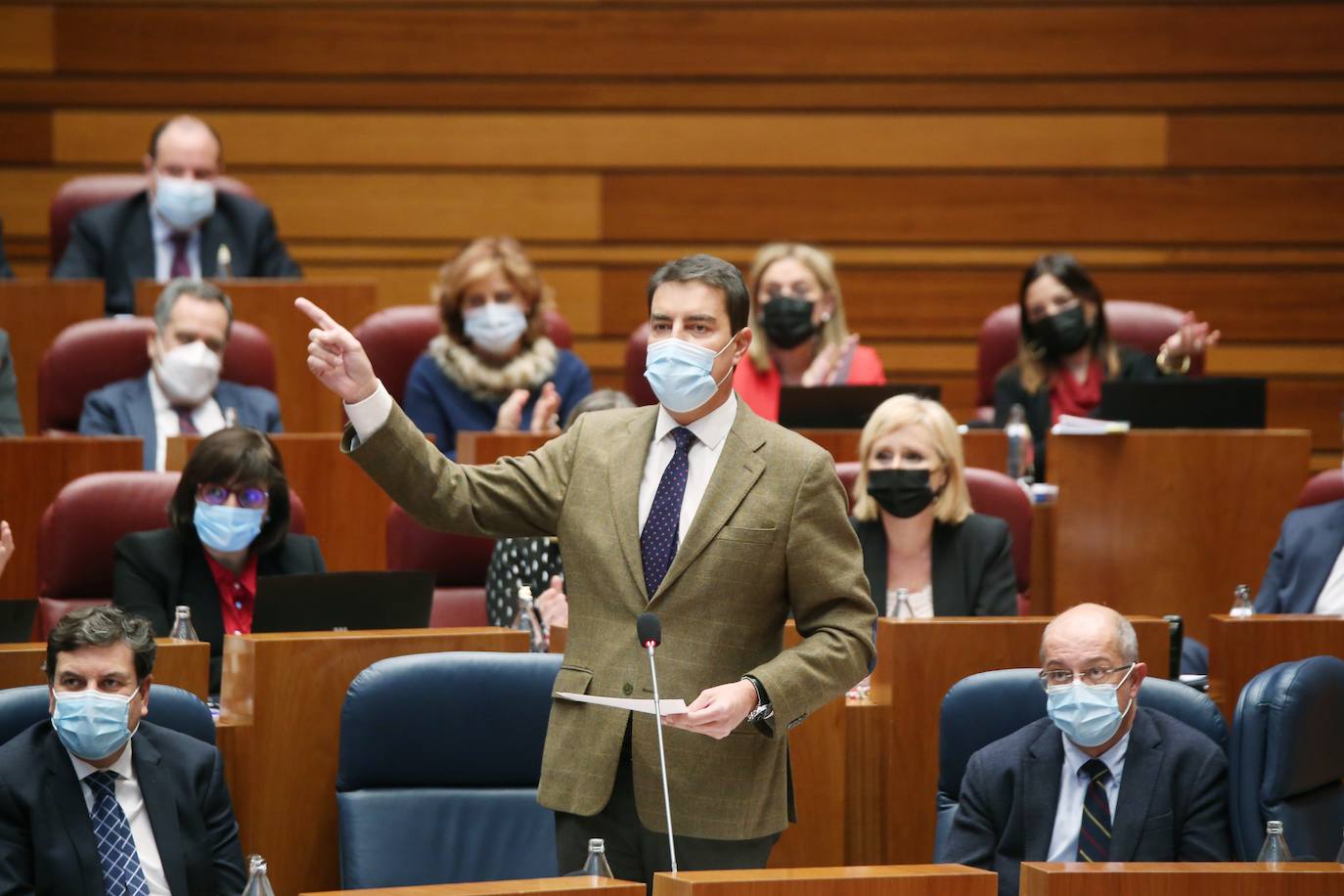 El presidente de ja Junta, Alfonso Fernández Mañueco, y el vicepresidente, Francisco Igea, durante el Pleno de las Cortes junto a otros procuradores.