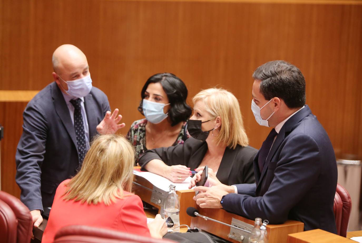 El presidente de ja Junta, Alfonso Fernández Mañueco, y el vicepresidente, Francisco Igea, durante el Pleno de las Cortes junto a otros procuradores.