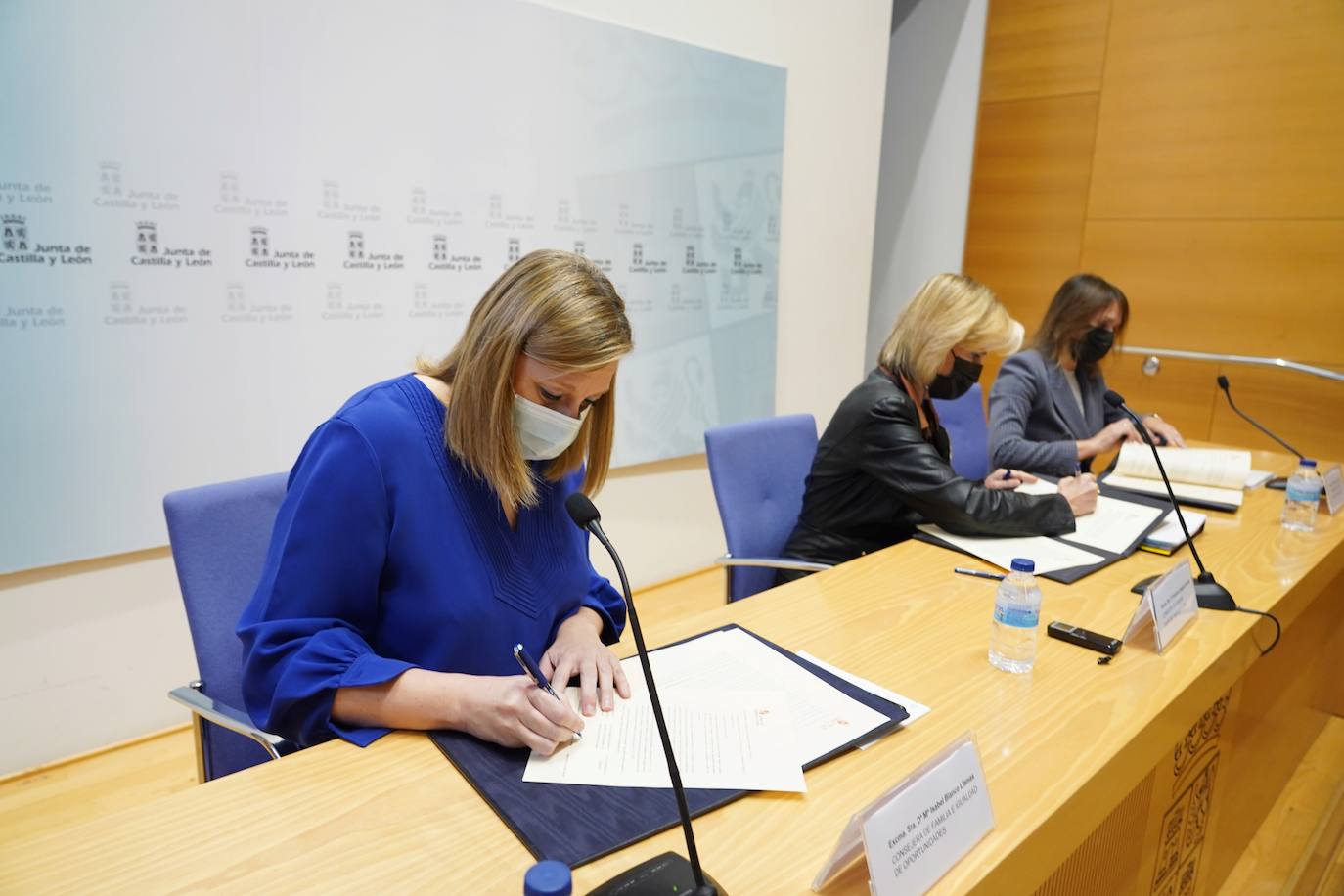 Las consejeras de Sanidad, Verónica Casado; de Familia e Igualdad de Oportunidades, Isabel Blanco; y de Educación, Rocío Lucas, presentan la ''Estrategia regional de prevención del suicidio''.