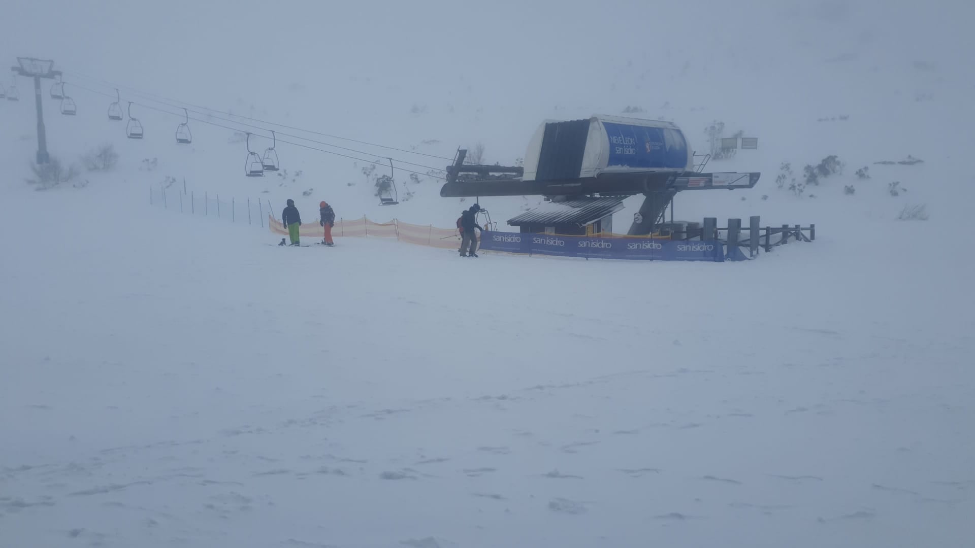 Las tormentas han sido una constante en la apertura de la nueva temporada | La oferta de San Isidro se suma a la de Leitariegos, que abrió en la jornada dominical. 