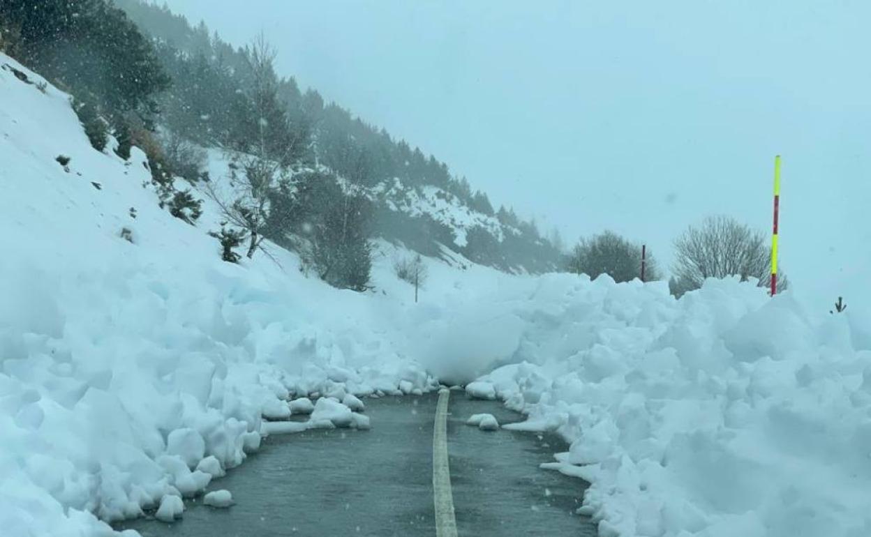 Imagen del acceso a San Isidro por Ríopinos. 